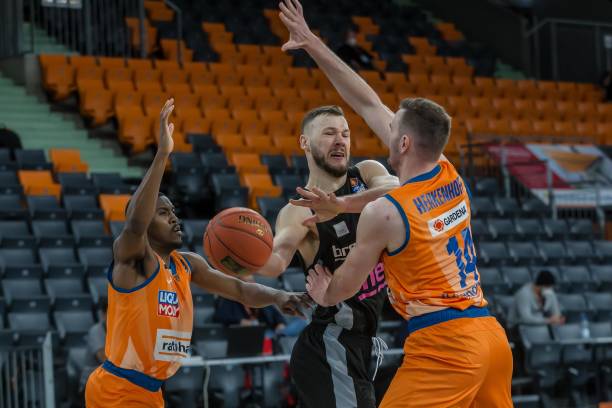 打响首战 打响首战